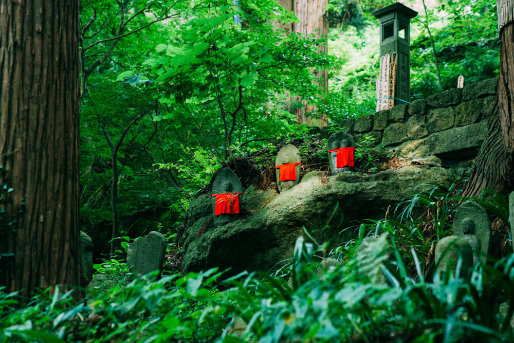 Jizo statues such as these were recovered from the nearby Haraigawa River, some with their heads chopped off. 