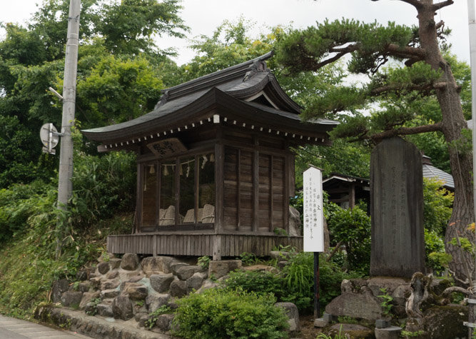 The hall where the Hikinawa rope is stored in front of Daishinbo Pilgrim Lodge