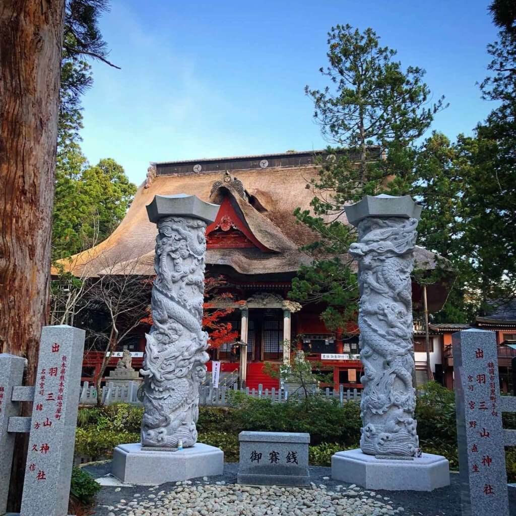 Sanjingosaiden at the top of Mt. Haguro is the main hall of Dewa Sanzan Shrine (Shinto), but it used to be Jakkoji Temple (Buddhist)