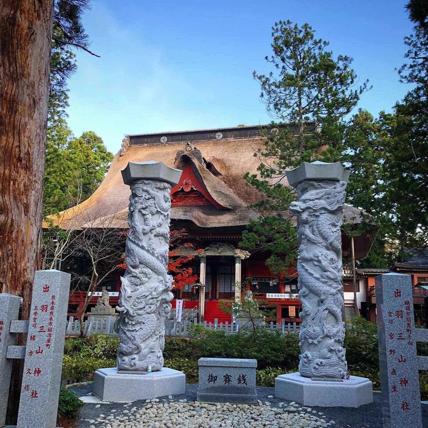 Sanjingosaiden at the top of Mt. Haguro is the main hall of Dewa Sanzan Shrine (Shinto), but it used to be Jakkoji Temple (Buddhist)